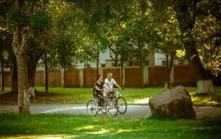 Người cao tuổi sống tại khu đô thị xanh Ecopark.